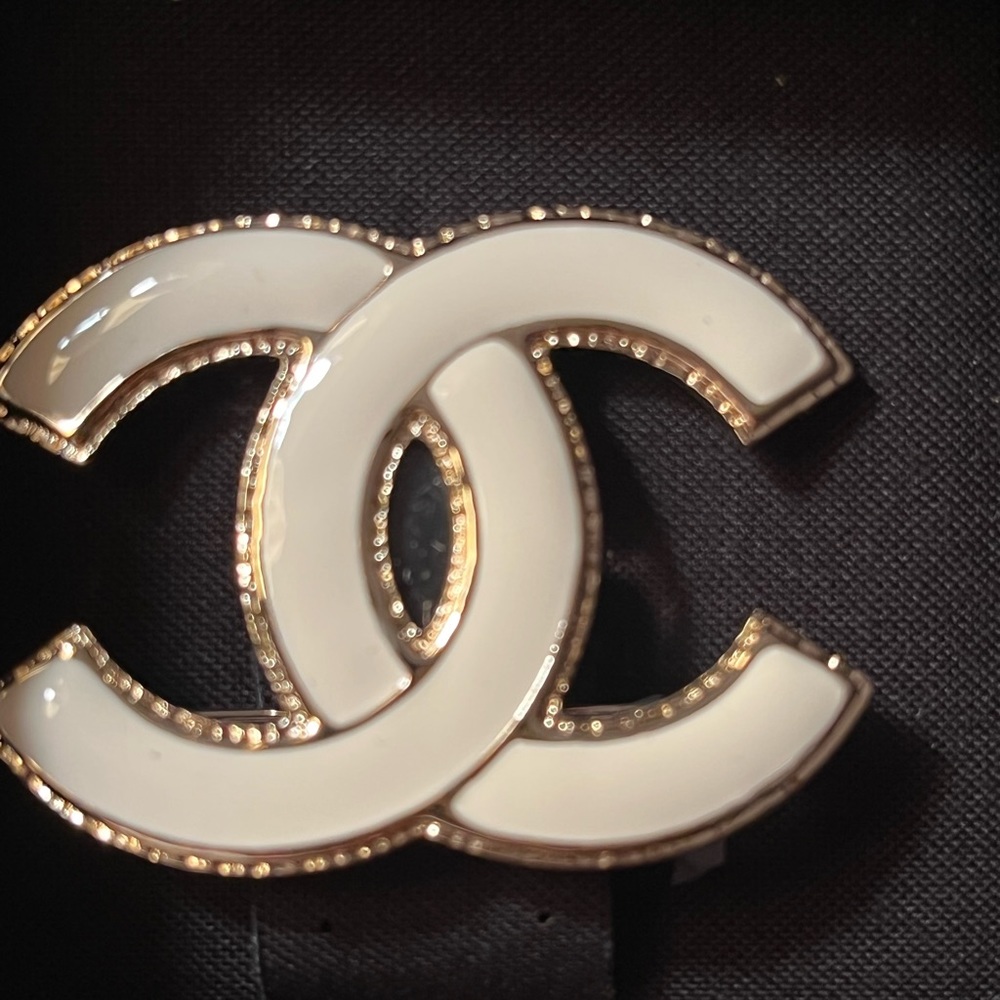 NWT Chanel Ivory White Enamel And Gold Brooch